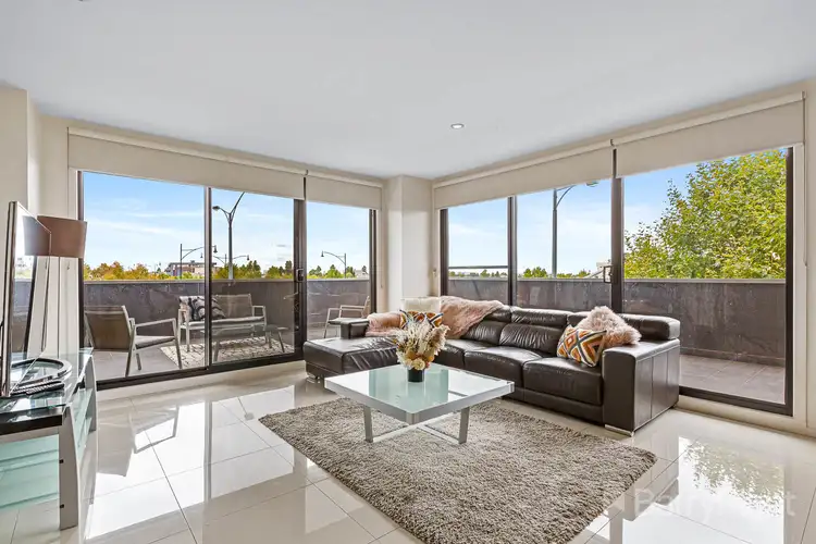 142/73 Lake Street, Caroline Springs VIC 3023