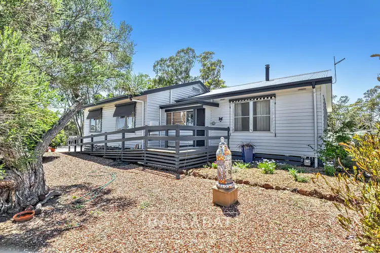 8 Mountain View Street, Avoca VIC 3467