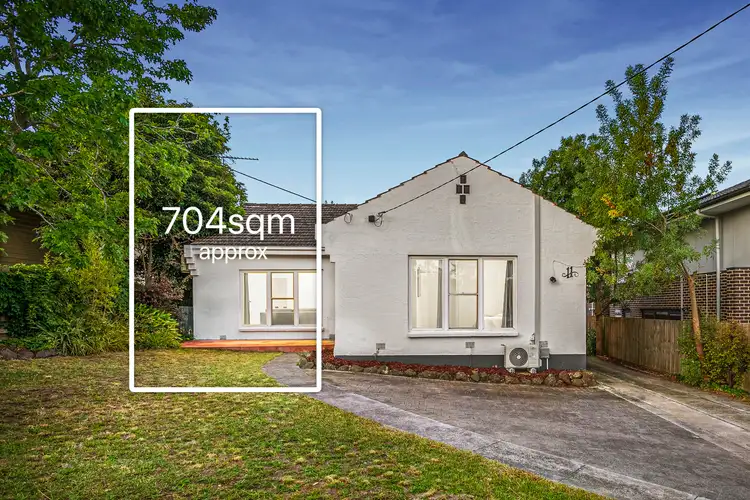11 Harriett Crescent, Mont Albert VIC 3127