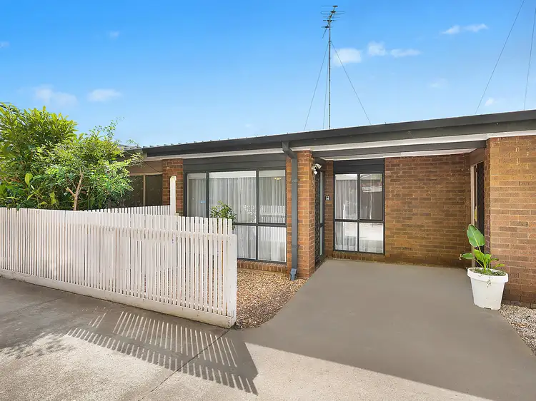 2/17 Truscott Street, Whittington VIC 3219