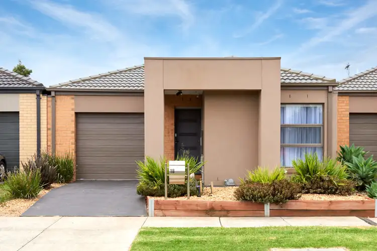 18 Wilkiea Crescent, Cranbourne North VIC 3977