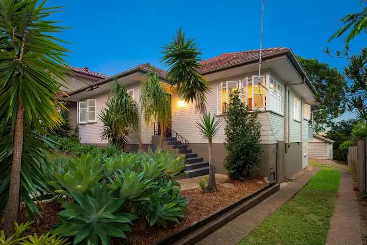 8 Iris Street, Holland Park West QLD 4121
