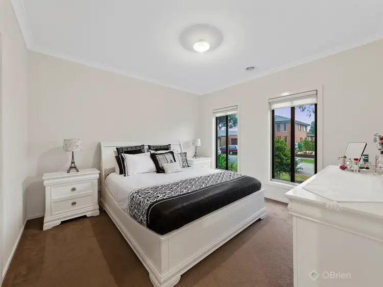 Fifth view of Homely house listing, 4 Faringdon Crescent, Cranbourne North VIC 3977