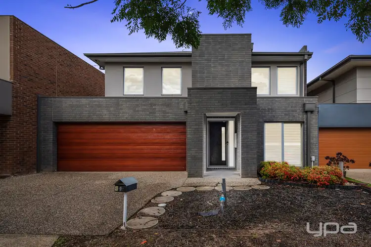 8 Murchison Place, Caroline Springs VIC 3023