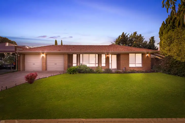 8 Hanslow Way, Taylors Lakes VIC 3038