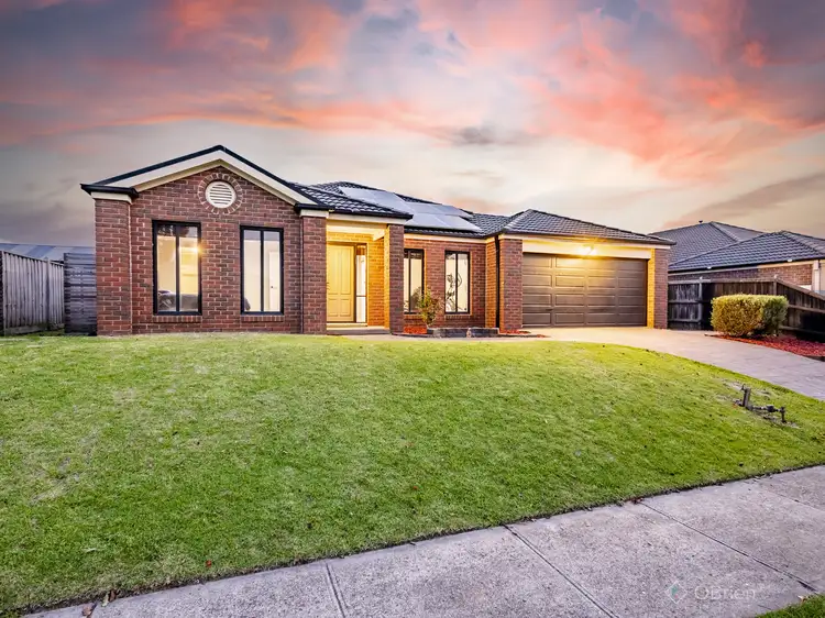 19 Sussex Avenue, Cranbourne North VIC 3977