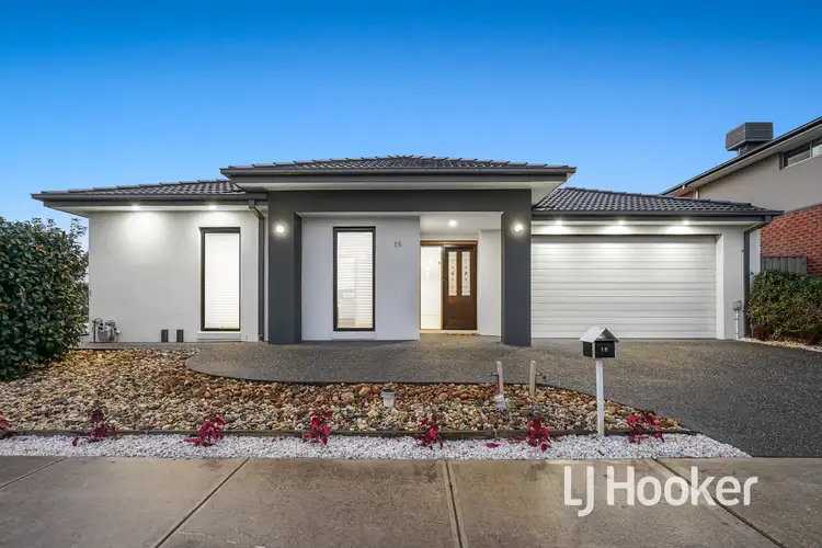 18 Penelope Close, Cranbourne North VIC 3977