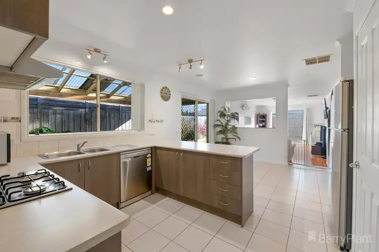 Fourth view of Homely house listing, 10 Samchelle Place, Pakenham VIC 3810