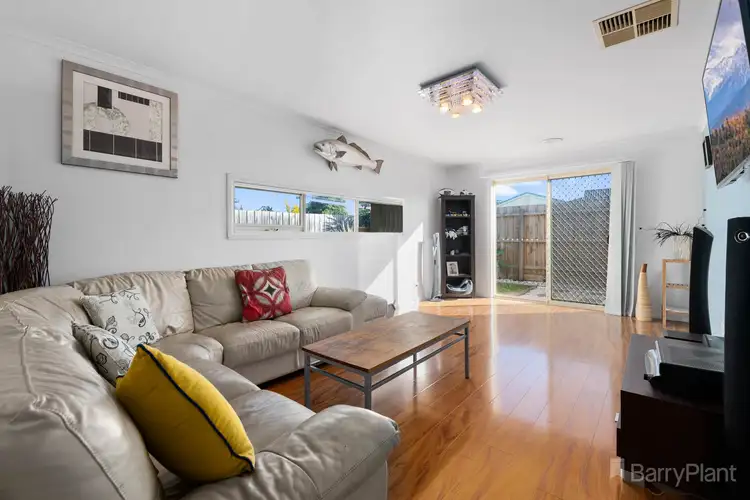 Fifth view of Homely house listing, 10 Samchelle Place, Pakenham VIC 3810