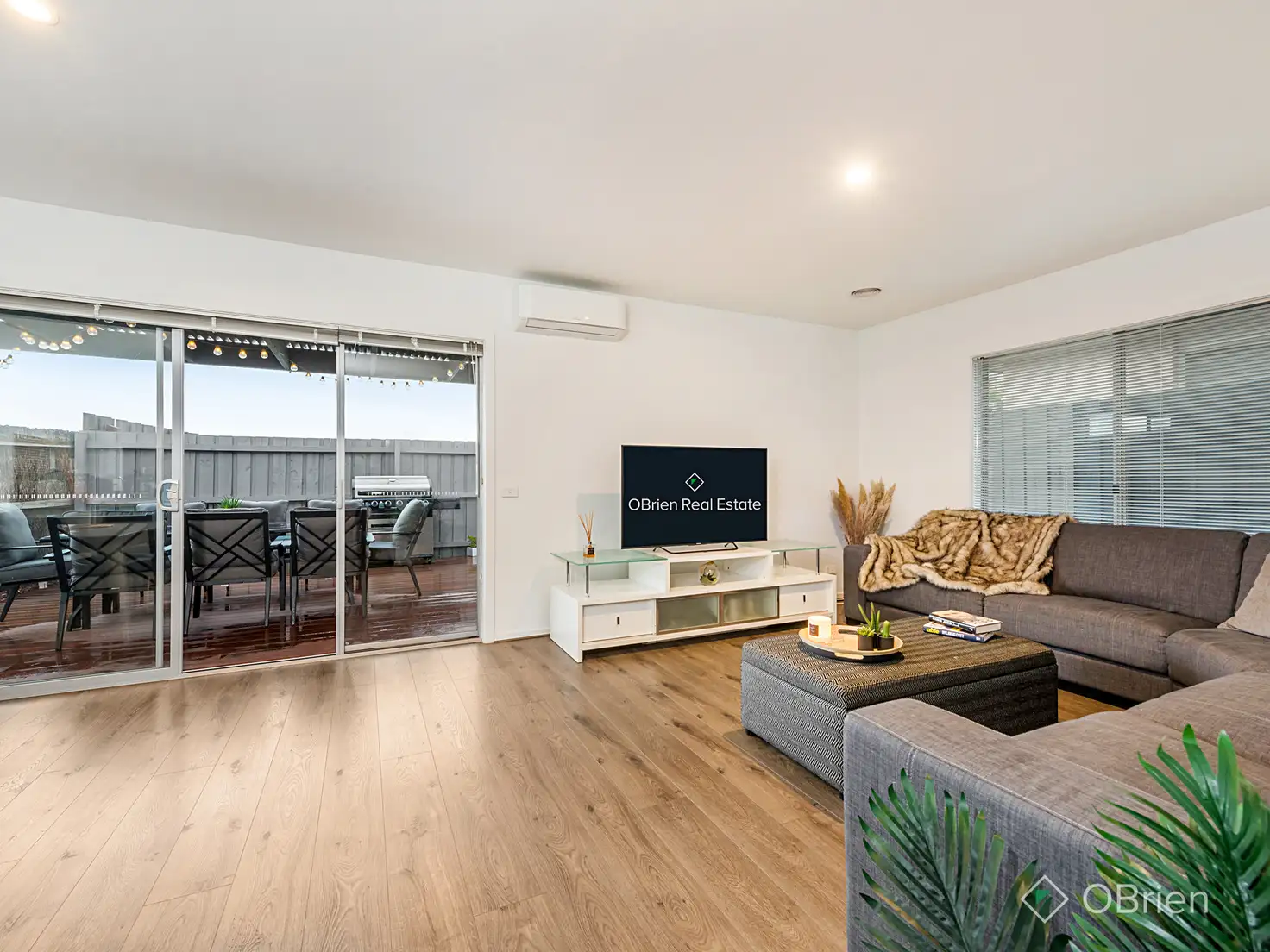 Main view of Homely unit listing, 8 Botany Drive, Carrum Downs VIC 3201