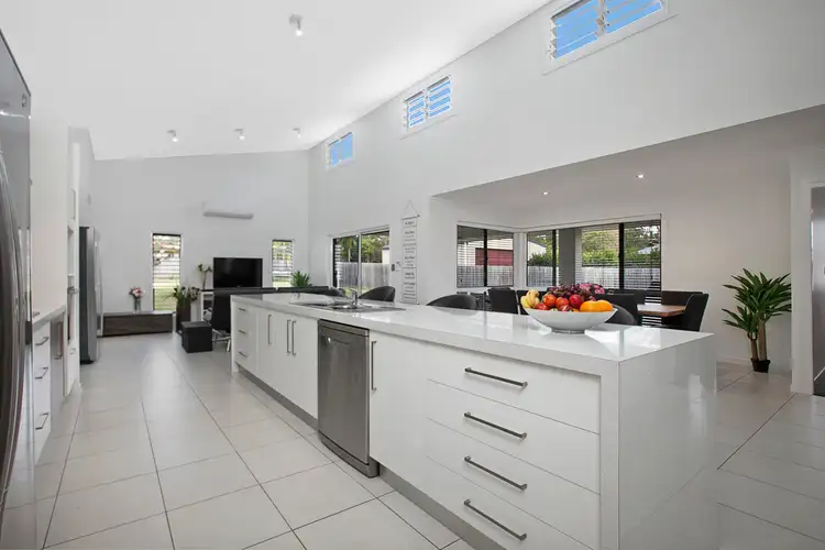 1/34 Hughes Road, Urangan QLD 4655