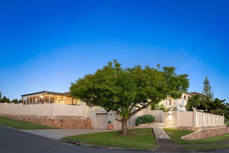 1 Crookston Court, Carindale QLD 4152