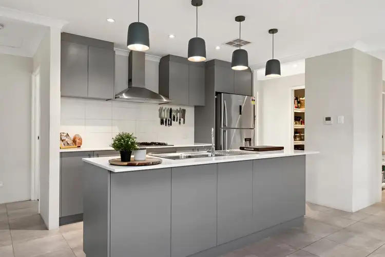 6 Narracan Avenue, Lakelands WA 6180