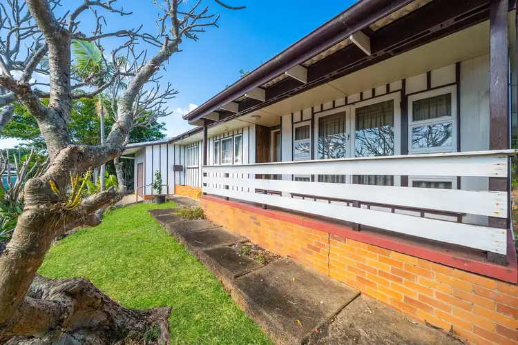10 Oatland Crescent, Holland Park West QLD 4121
