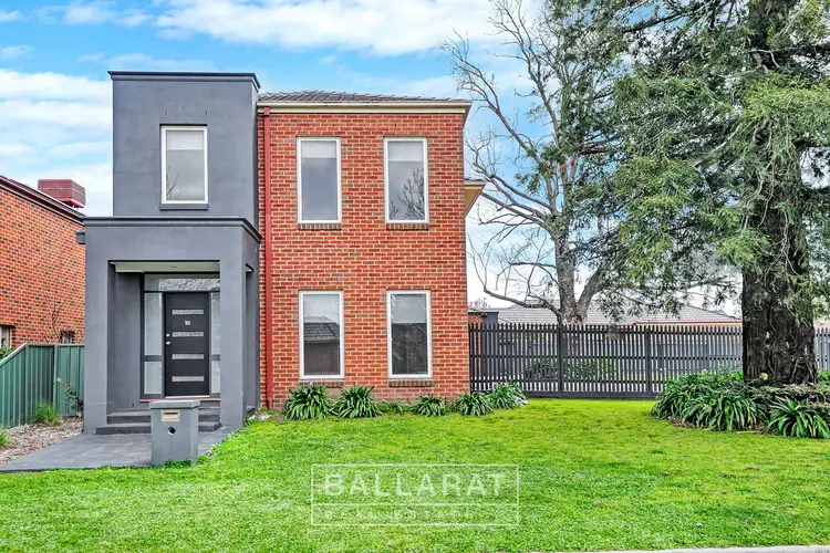 10 Mcphie Place, Lake Gardens VIC 3355