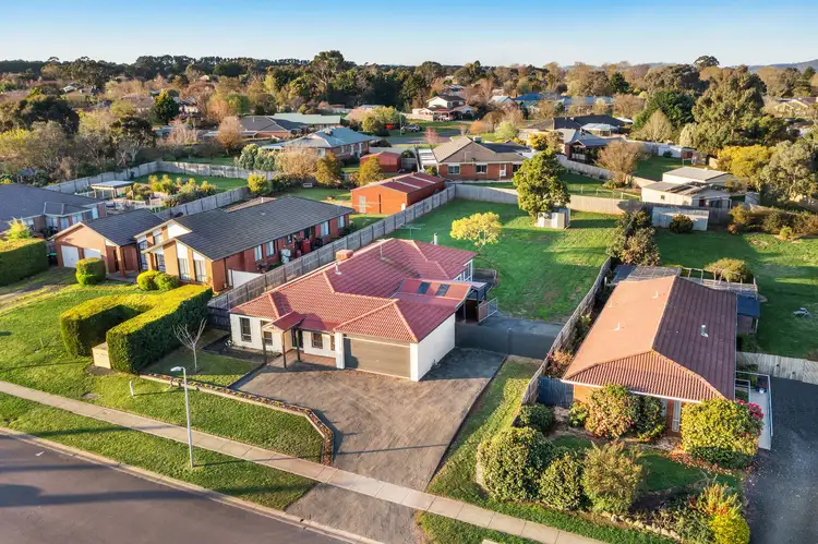 16 Robb Drive, Romsey VIC 3434