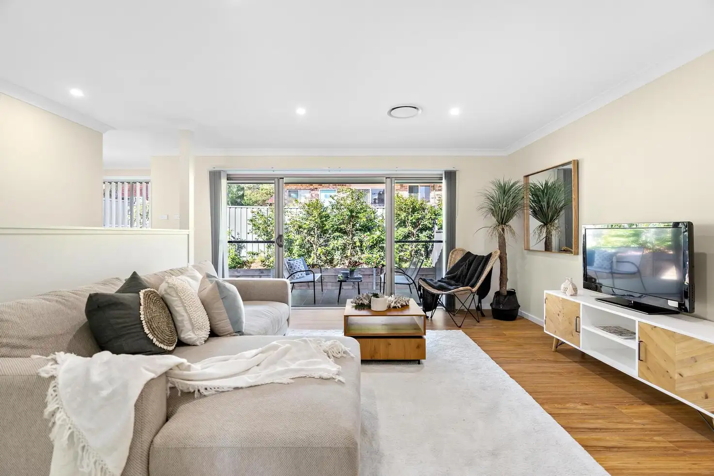 Main view of Homely townhouse listing, 1/6 Darrin Close, Bateau Bay NSW 2261