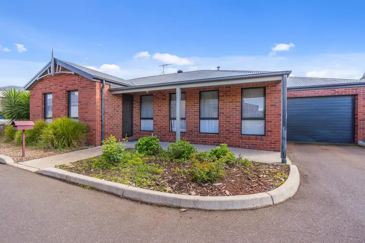 Main view of Homely townhouse listing, 2/8 Silverdale Drive, Darley VIC 3340
