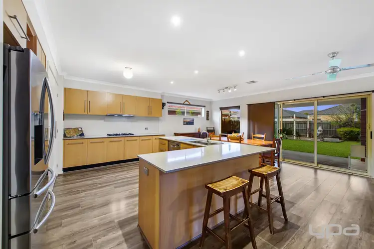 Fifth view of Homely house listing, 8 Edgecliff Close, Taylors Hill VIC 3037
