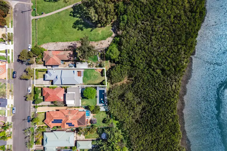 6 Deakin Street