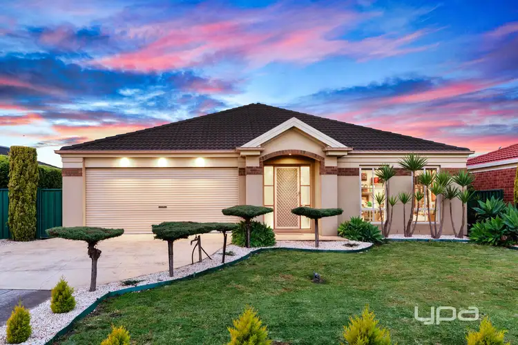 4 Strickland Crescent, Burnside VIC 3023