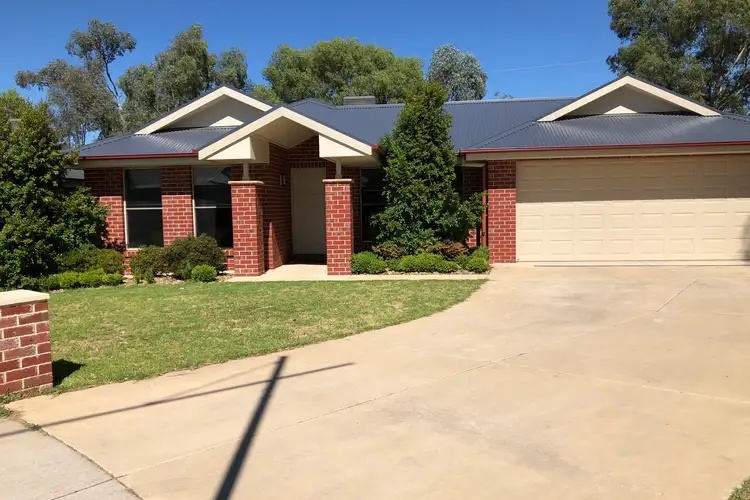 77 Songlark Crescent