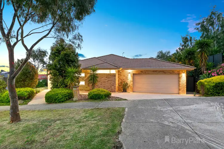 8 Carey Crescent, Pakenham VIC 3810