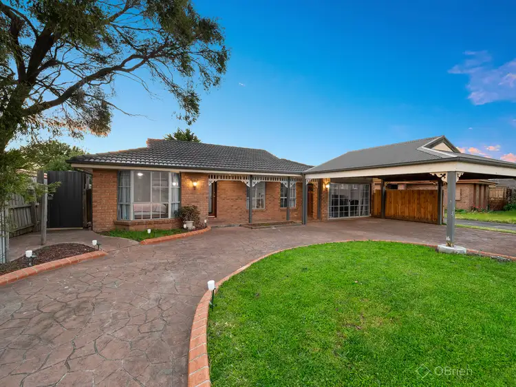 12 Lachlan Close, Cranbourne North VIC 3977