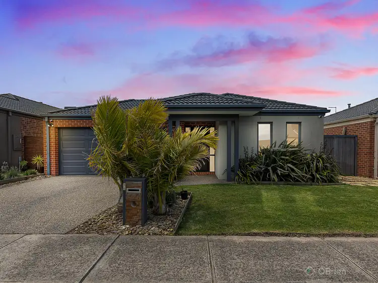 16 Fieldstone Crescent, Cranbourne North VIC 3977