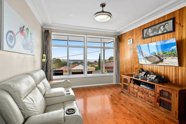 6 Canberra Road, Lake Heights NSW 2502