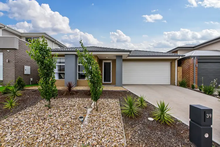 39 Walkside Boulevard, Fraser Rise VIC 3336
