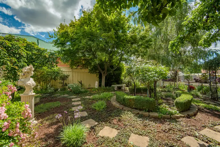 8 Maple Crescent, Jerrabomberra NSW 2619