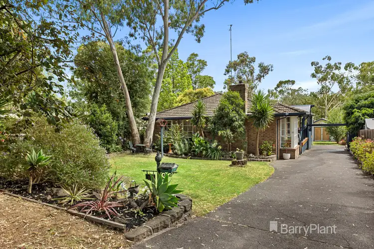 33 Warrington Crescent, Wattle Glen VIC 3096