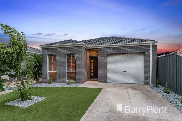 2/57 Perrett Avenue, St Albans VIC 3021