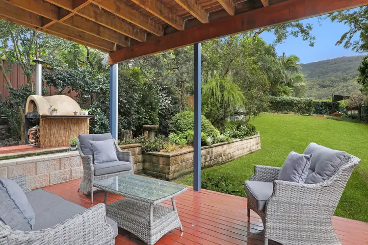 2 Bradley Avenue, Mount Kembla NSW 2526