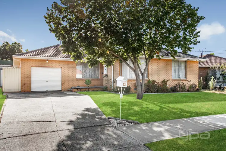 33 Wolverton Drive, Gladstone Park VIC 3043