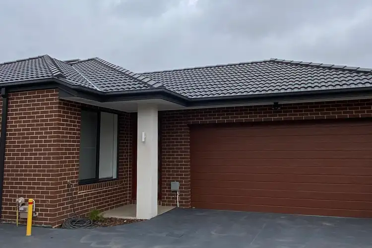 2/143 Monahans Road, Cranbourne West VIC 3977