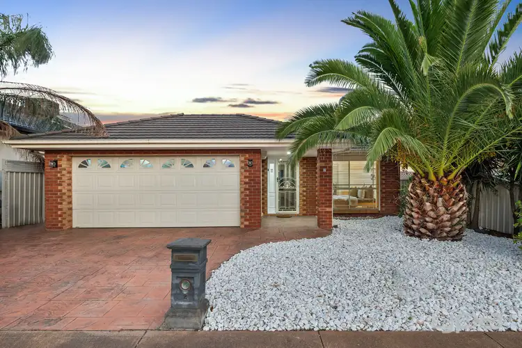 2 Isabel Close, Caroline Springs VIC 3023