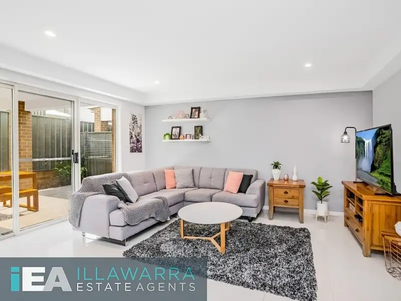 Main view of Homely townhouse listing, 33 Rosemont Circuit, Flinders NSW 2529