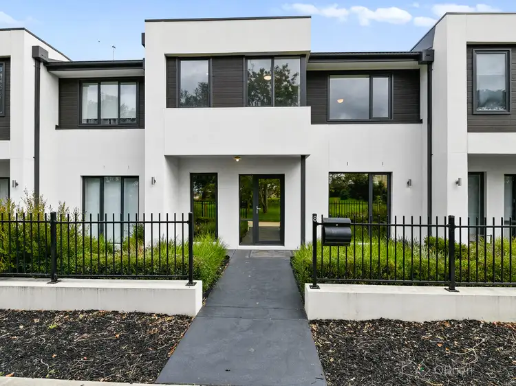 8 Plenty Way, Cranbourne North VIC 3977