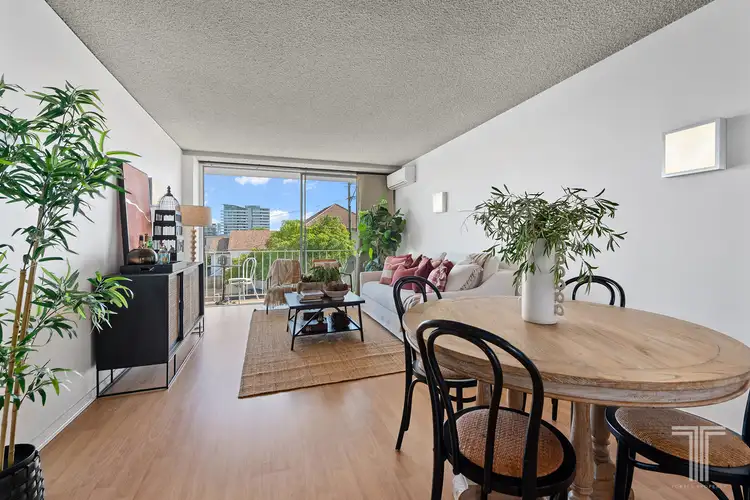 6/223 Cavendish Road, Coorparoo QLD 4151
