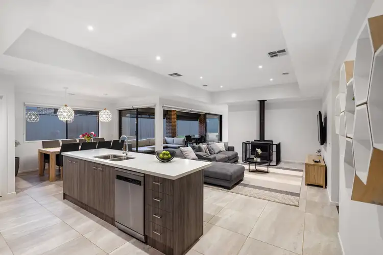 32 Greenfields Boulevard, Romsey VIC 3434