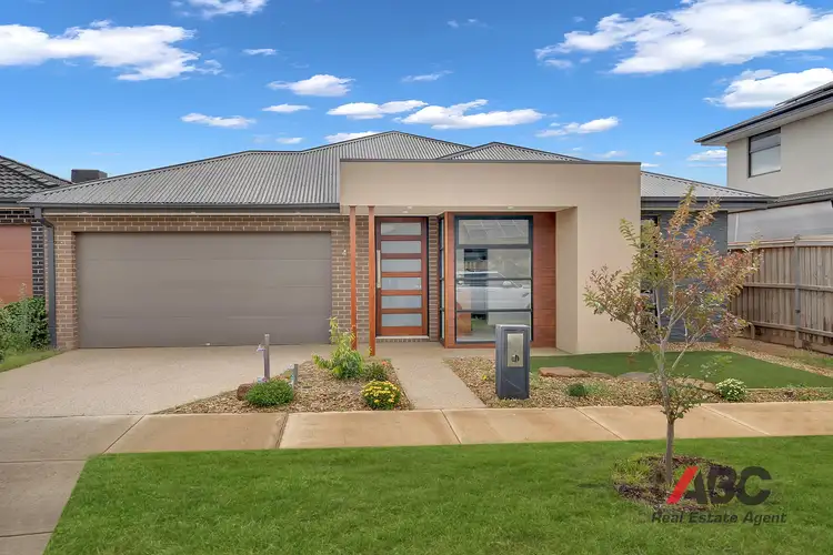 4 Lincolnshire Drive, Thornhill Park VIC 3335