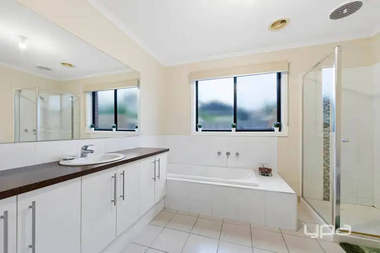 12 Feldspar Close, St Albans VIC 3021