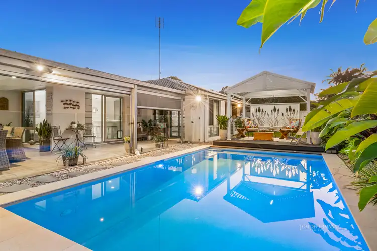 8 Wave Avenue, Noosaville QLD 4566
