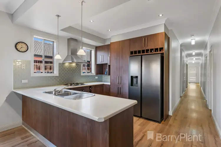 2/7 Harrington Drive, Melton West VIC 3337