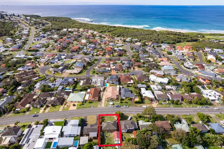 14 Caves Beach Road, Caves Beach NSW 2281