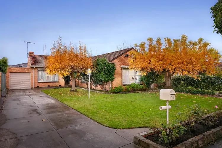 10 Grammar Street, Strathmore VIC 3041