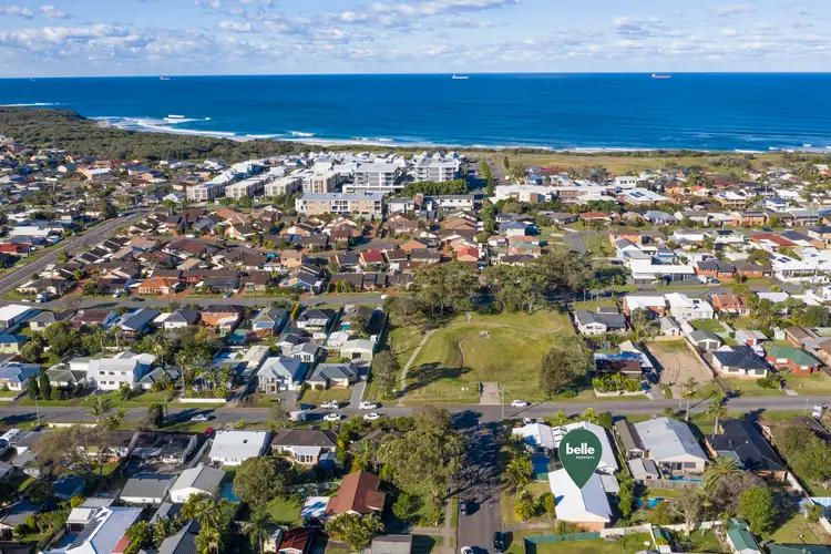 4 Rea Street, Caves Beach NSW 2281