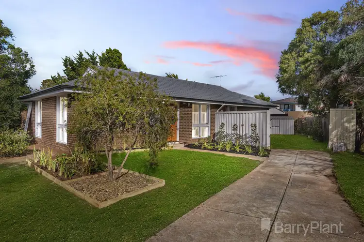 8 Devon Place, Melton West VIC 3337